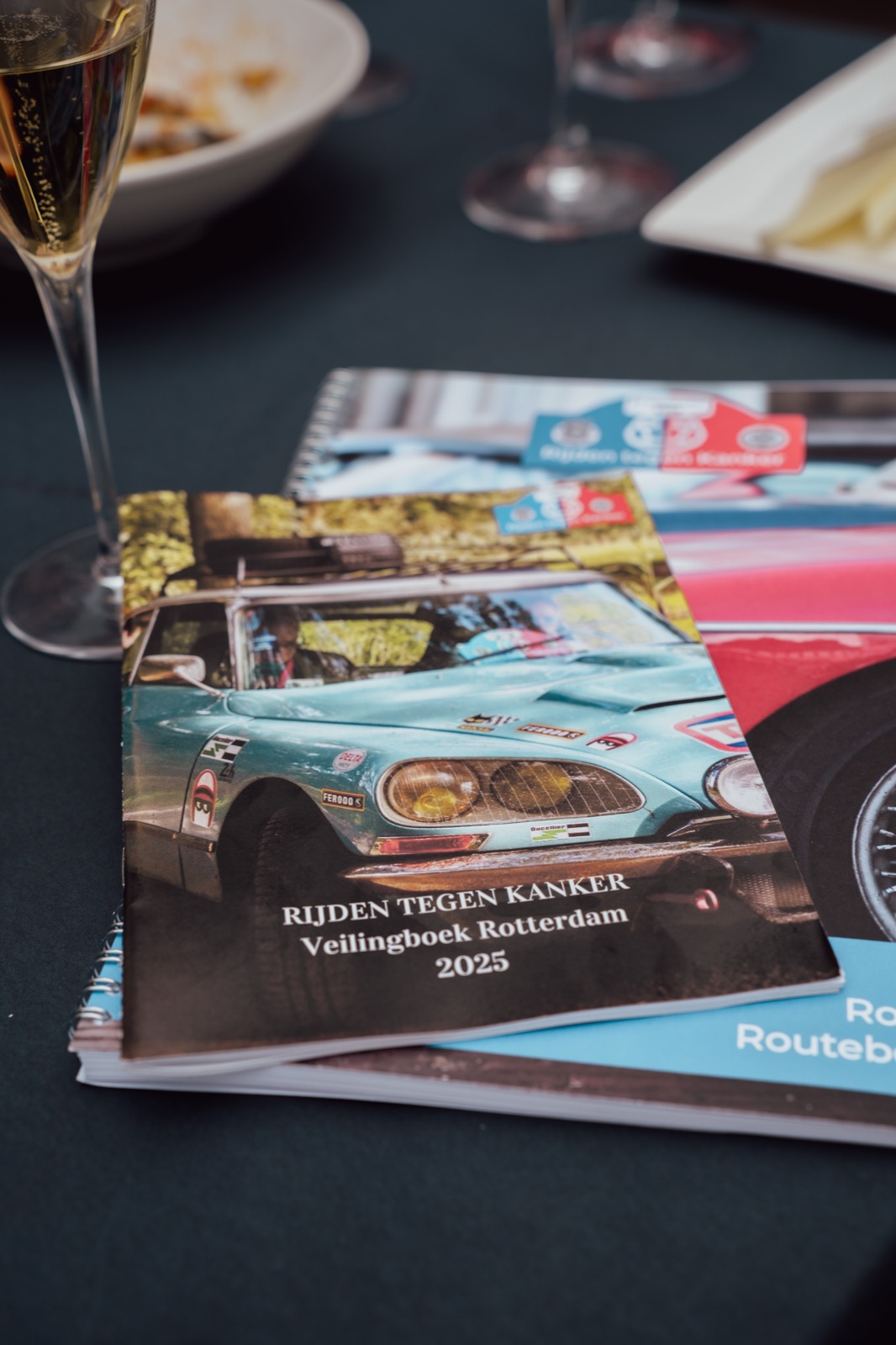 Champagneglas naast het veilingboek van Rotterdam